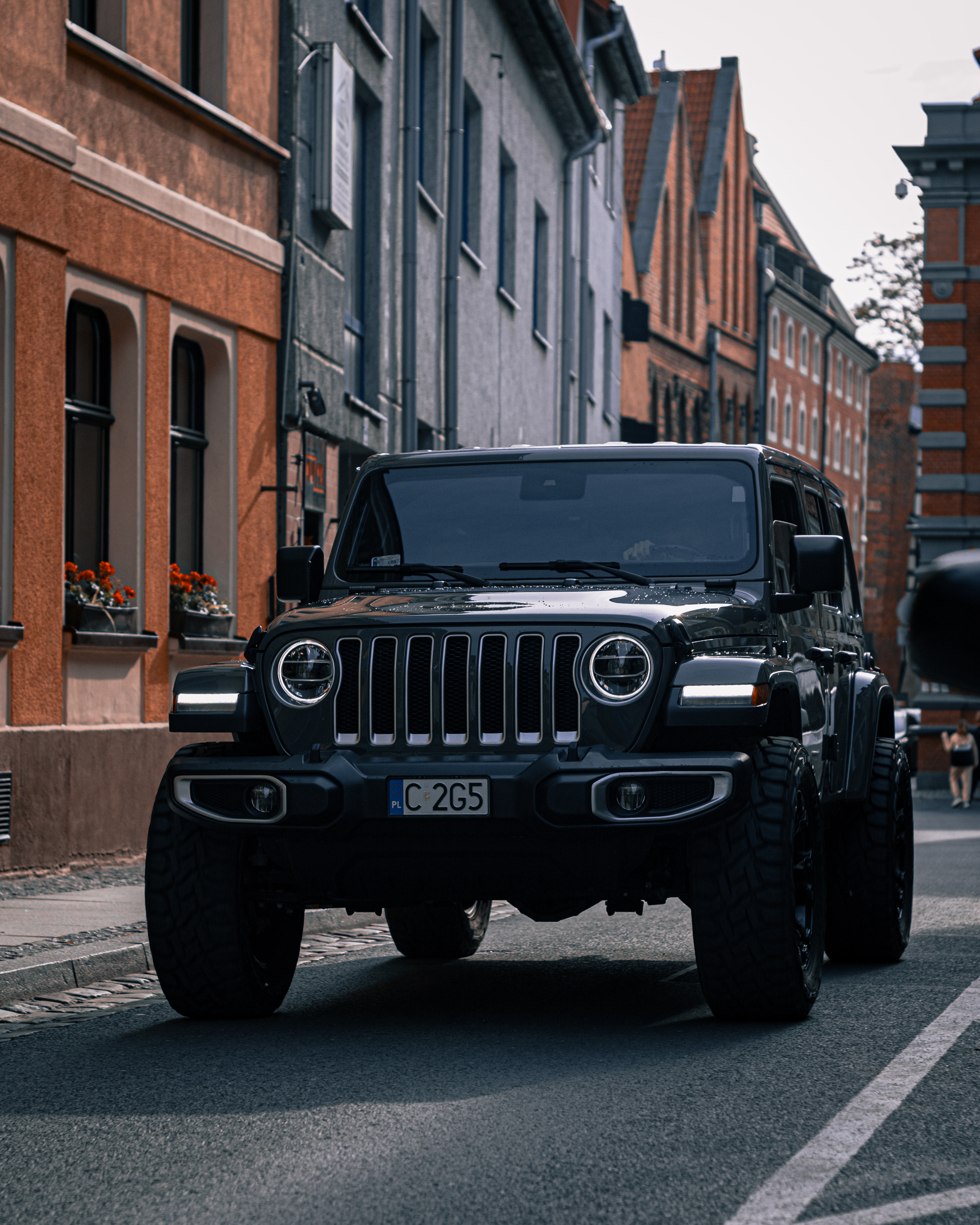 Czarny samochod marki jeep