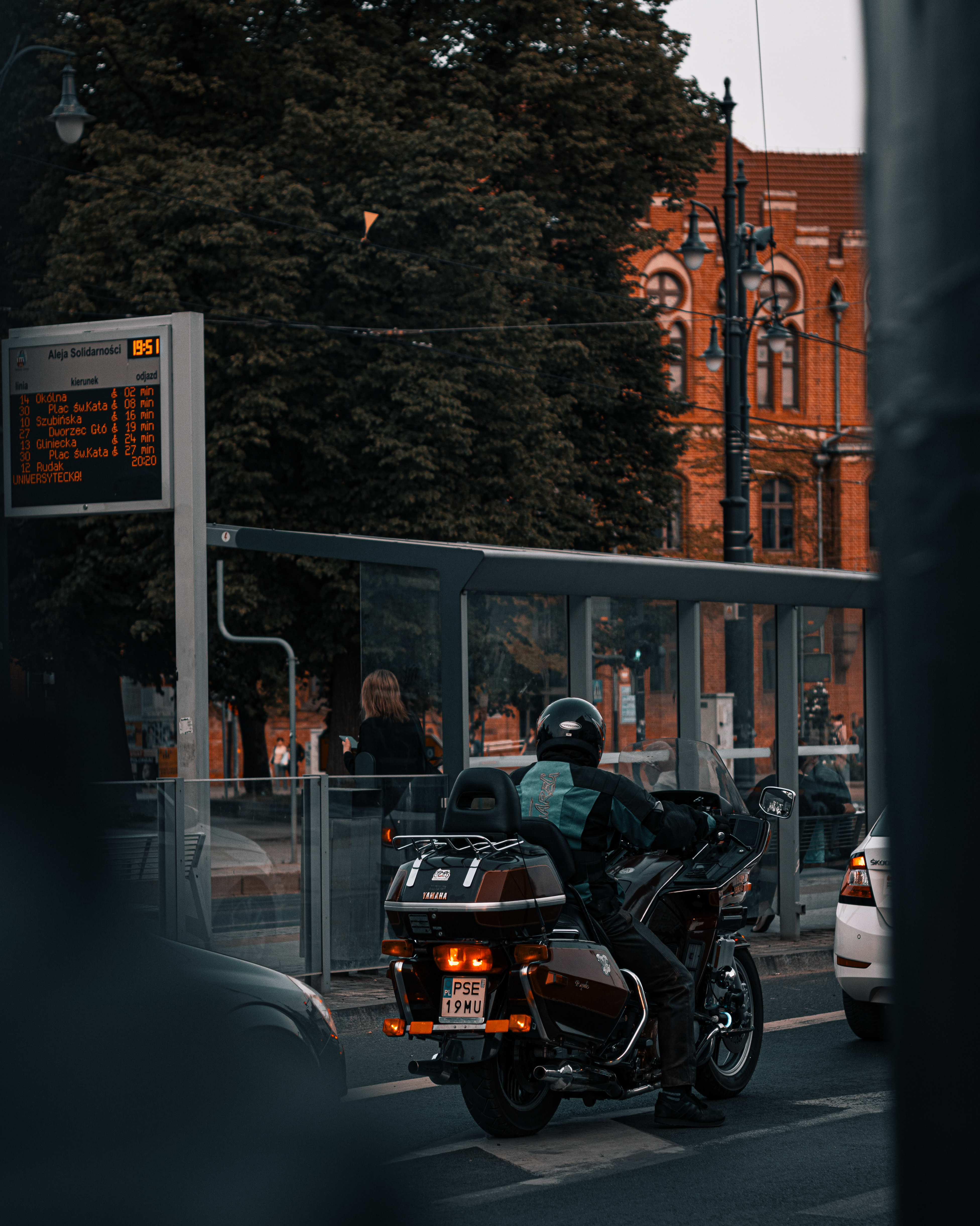 Człowiek siedzacy na motorze podczas stania na czerownym świetle